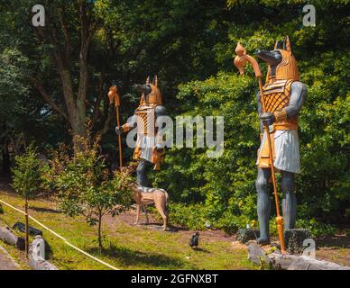 PORTO, PORTOGALLO - Lug 05, 2021: Le sculture dei parassiti egiziani nell'Orto Botanico di Porto, Portogallo Foto Stock