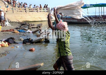 Dhobighat, il luogo dove i vestiti sono lavati dal lavatore sulla riva della Rive il fiume Ganges a Varanasi Foto Stock