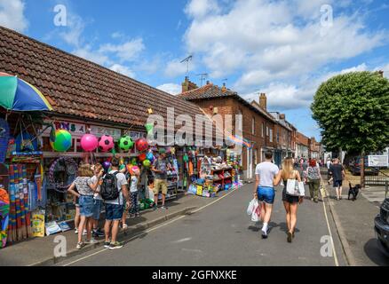 Turisti fuori dai negozi su Staithe Street, Wells-next-the-Sea, Norfolk, East Anglia, Inghilterra, REGNO UNITO Foto Stock