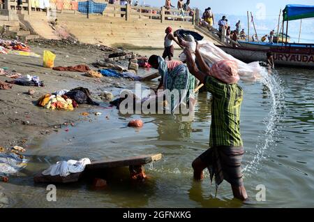 Dhobighat, il luogo dove i vestiti sono lavati dal lavatore sulla riva della Rive il fiume Ganges a Varanasi Foto Stock