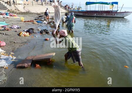 Dhobighat, il luogo dove i vestiti sono lavati dal lavatore sulla riva della Rive il fiume Ganges a Varanasi Foto Stock