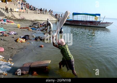 Dhobighat, il luogo dove i vestiti sono lavati dal lavatore sulla riva della Rive il fiume Ganges a Varanasi Foto Stock