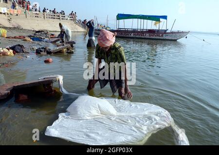 Dhobighat, il luogo dove i vestiti sono lavati dal lavatore sulla riva della Rive il fiume Ganges a Varanasi Foto Stock