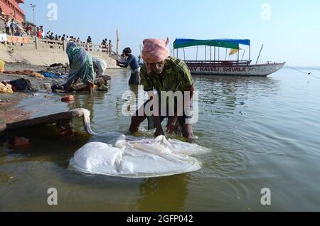 Dhobighat, il luogo dove i vestiti sono lavati dal lavatore sulla riva della Rive il fiume Ganges a Varanasi Foto Stock