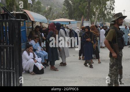 Peshawar, Pakistan. 26 agosto 2021. I combattenti talebani sono al loro fianco in un punto di confine tra Pakistan e Afghanistan nel distretto di Torkham, Khyber. (Foto di Hussain Ali/Pacific Press) Credit: Pacific Press Media Production Corp./Alamy Live News Foto Stock