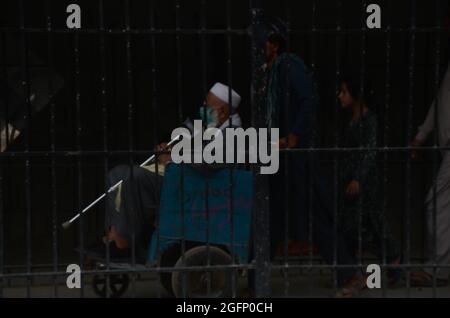 Peshawar, Pakistan. 26 agosto 2021. I combattenti talebani sono al loro fianco in un punto di confine tra Pakistan e Afghanistan nel distretto di Torkham, Khyber. (Foto di Hussain Ali/Pacific Press) Credit: Pacific Press Media Production Corp./Alamy Live News Foto Stock