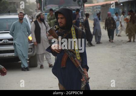 Peshawar, Pakistan. 26 agosto 2021. I combattenti talebani sono al loro fianco in un punto di confine tra Pakistan e Afghanistan nel distretto di Torkham, Khyber. (Foto di Hussain Ali/Pacific Press) Credit: Pacific Press Media Production Corp./Alamy Live News Foto Stock