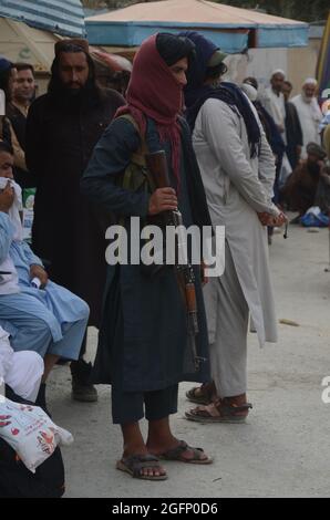 Peshawar, Pakistan. 26 agosto 2021. I combattenti talebani sono al loro fianco in un punto di confine tra Pakistan e Afghanistan nel distretto di Torkham, Khyber. (Foto di Hussain Ali/Pacific Press) Credit: Pacific Press Media Production Corp./Alamy Live News Foto Stock