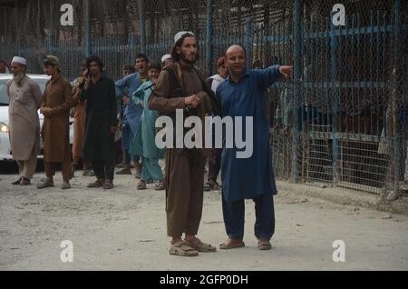 Peshawar, Pakistan. 26 agosto 2021. I combattenti talebani sono al loro fianco in un punto di confine tra Pakistan e Afghanistan nel distretto di Torkham, Khyber. (Foto di Hussain Ali/Pacific Press) Credit: Pacific Press Media Production Corp./Alamy Live News Foto Stock