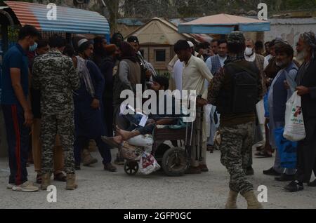 Peshawar, Pakistan. 26 agosto 2021. I combattenti talebani sono al loro fianco in un punto di confine tra Pakistan e Afghanistan nel distretto di Torkham, Khyber. (Foto di Hussain Ali/Pacific Press) Credit: Pacific Press Media Production Corp./Alamy Live News Foto Stock