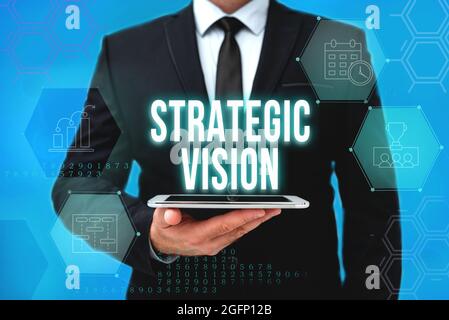 Testo della scrittura visione strategica. Internet Concept chiarisce la direzione di cui l'organizzazione ha bisogno per spostare l'uomo in Office Uniform Holding Tablet Foto Stock