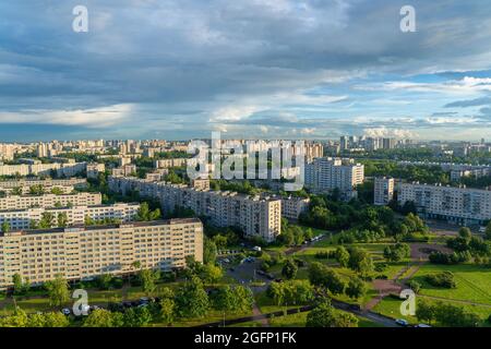 Zona residenziale di San Pietroburgo in una giornata estiva. Foto Stock