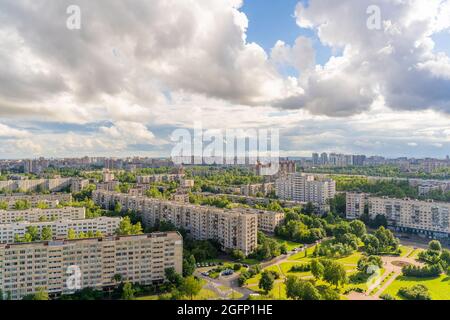 Zona residenziale di San Pietroburgo in una giornata estiva. Foto Stock