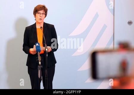 Berlino, Germania. 26 agosto 2021. Annegret Kramp-Karrenbauer (CDU), ministro federale della difesa, parla alla conferenza stampa del Ministero federale della difesa (BMVg) sulla situazione attuale in Afghanistan. L'aviazione militare ha volato tutti i soldati tedeschi, diplomatici e la polizia rimasta fuori dalla capitale afghana Kabul giovedì. Il ministro della Difesa Kramp-Karrenbauer ha detto questo a Berlino dopo il decollo dell'ultimo aereo. Credit: Kay Nietfeld/dpa-Pool/dpa/Alamy Live News Foto Stock