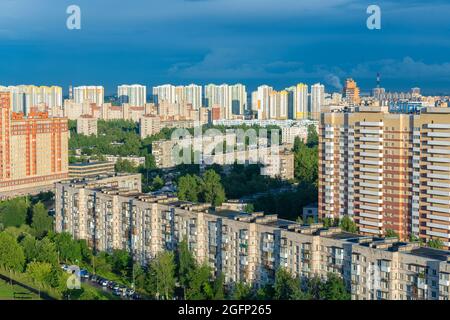 Zona residenziale di San Pietroburgo in una giornata estiva. Foto Stock