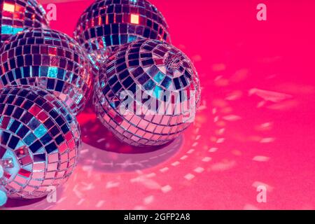 Specchio da discoteca palle su sfondo rosa. Festa, concetto di vita notturna Foto Stock