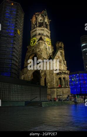 Berlino 2019 settembre: La Chiesa commemorativa protestante Kaiser Wilhelm è un monumento situato a Breitscheidplatz, nel quartiere berlinese di Charlottenburg Foto Stock