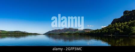 Una vista su Derwentwater verso Keswick & Skiddaw nel Lake District Inglese in una mattinata estiva Foto Stock