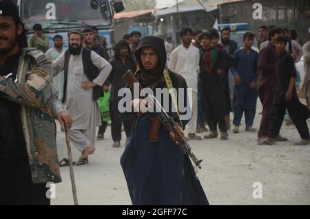 Peshawar, Pakistan. 26 agosto 2021. I combattenti talebani sono al loro fianco in un punto di confine tra Pakistan e Afghanistan nel distretto di Torkham, Khyber. (Foto di Hussain Ali/Pacific Press/Sipa USA) Credit: Sipa USA/Alamy Live News Foto Stock