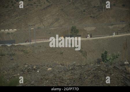 Peshawar, Pakistan. 26 agosto 2021. I combattenti talebani sono al loro fianco in un punto di confine tra Pakistan e Afghanistan nel distretto di Torkham, Khyber. (Foto di Hussain Ali/Pacific Press/Sipa USA) Credit: Sipa USA/Alamy Live News Foto Stock