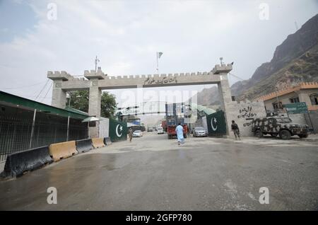 Peshawar, Pakistan. 26 agosto 2021. I combattenti talebani sono al loro fianco in un punto di confine tra Pakistan e Afghanistan nel distretto di Torkham, Khyber. (Foto di Hussain Ali/Pacific Press/Sipa USA) Credit: Sipa USA/Alamy Live News Foto Stock