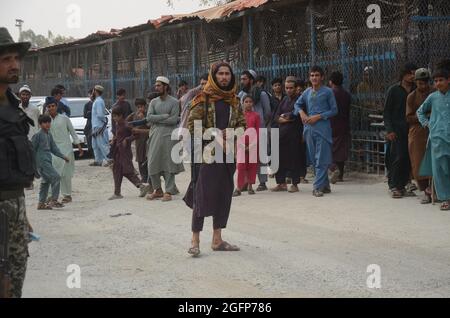 Peshawar, Pakistan. 26 agosto 2021. I combattenti talebani sono al loro fianco in un punto di confine tra Pakistan e Afghanistan nel distretto di Torkham, Khyber. (Foto di Hussain Ali/Pacific Press/Sipa USA) Credit: Sipa USA/Alamy Live News Foto Stock