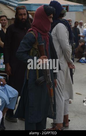 Peshawar, Pakistan. 26 agosto 2021. I combattenti talebani sono al loro fianco in un punto di confine tra Pakistan e Afghanistan nel distretto di Torkham, Khyber. (Foto di Hussain Ali/Pacific Press/Sipa USA) Credit: Sipa USA/Alamy Live News Foto Stock