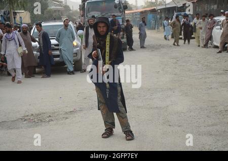 Peshawar, Pakistan. 26 agosto 2021. I combattenti talebani sono al loro fianco in un punto di confine tra Pakistan e Afghanistan nel distretto di Torkham, Khyber. (Foto di Hussain Ali/Pacific Press/Sipa USA) Credit: Sipa USA/Alamy Live News Foto Stock