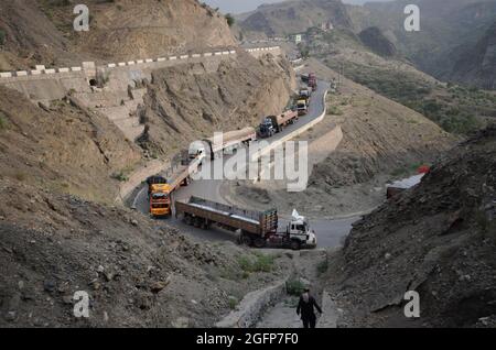 Peshawar, Pakistan. 26 agosto 2021. I combattenti talebani sono al loro fianco in un punto di confine tra Pakistan e Afghanistan nel distretto di Torkham, Khyber. (Foto di Hussain Ali/Pacific Press/Sipa USA) Credit: Sipa USA/Alamy Live News Foto Stock