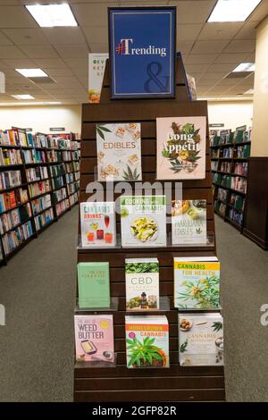 Barnes & Noble Booksellers sulla Fifth Avenue a New York City ha una grande selezione di libri, Stati Uniti Foto Stock