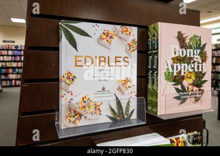 Barnes & Noble Booksellers sulla Fifth Avenue a New York City ha una grande selezione di libri, Stati Uniti Foto Stock