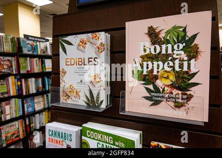 Barnes & Noble Booksellers sulla Fifth Avenue a New York City ha una grande selezione di libri, Stati Uniti Foto Stock