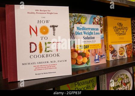 Barnes & Noble Booksellers sulla Fifth Avenue a New York City ha una grande selezione di libri, Stati Uniti Foto Stock