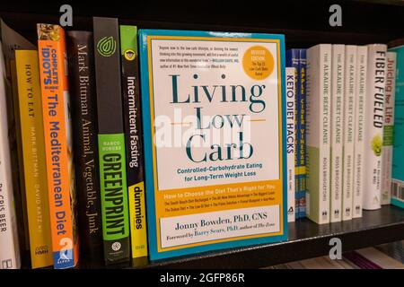 Barnes & Noble Booksellers sulla Fifth Avenue a New York City ha una grande selezione di libri, Stati Uniti Foto Stock