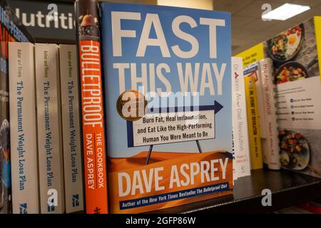 Barnes & Noble Booksellers sulla Fifth Avenue a New York City ha una grande selezione di libri, Stati Uniti Foto Stock