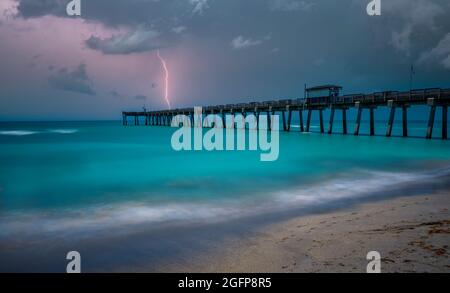 Notte tempestosa con la striscia di fulmini a Fishing Pier e Brohard Park Beach sul Golfo del Messico a Venezia, Florida, negli Stati Uniti Foto Stock