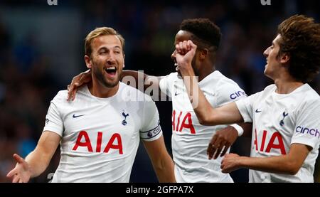 Londra, Regno Unito. 26 agosto 2021. Londra, Inghilterra - AGOSTO 26:Tottenham Hotspur's Harry Kane festeggia il suo goalduring Europa Conference League Qualificing Play-off 2° tappa tra Tottenham Hotspur e Pacos de Ferreira allo stadio Tottenham Hotspur, Londra, Inghilterra il 26 Agosto 2021 Credit: Action Foto Sport/Alamy Live News Foto Stock