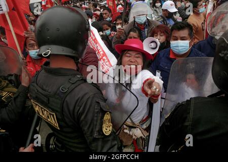 Lima, Perù. 26 agosto 2021. I sostenitori del nuovo governo di sinistra prendono parte a un raduno di fronte al Congresso mentre il nuovo governo del Presidente Castillo si trova di fronte a un voto di fiducia. Secondo la costituzione del Perù, un nuovo gabinetto deve essere sottoposto a questo voto in Congresso entro 30 giorni dalla presa in consegna del governo. Se non riceve il supporto, il capo di stato dovrebbe apportare una modifica al cabinet. Credit: Gian Masko/dpa/Alamy Live News Foto Stock