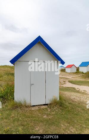 Gouville-sur-Mer, Normandia, colorate cabine in legno sulla spiaggia nelle dune Foto Stock
