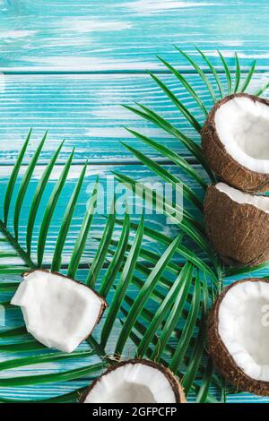 Layout creativo composto da noci di cocco e foglie tropicali. Concetto di cibo Foto Stock