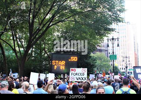 New York, New York USA 25 agosto 2021 circa 1000 persone si sono riunite per la protesta del mandato di vaccino NYC COVID a NYC, Il gruppo includeva membri degli insegnanti di New York City e dei dipendenti dei sindacati scolastici che si sono riuniti fuori dall'ufficio del sindaco per protestare contro un mandato vaccinale annunciato dai dipartimenti sanitari ed educativi della città questa settimana. Credit: Mark Apollo/Alamy Live News Foto Stock