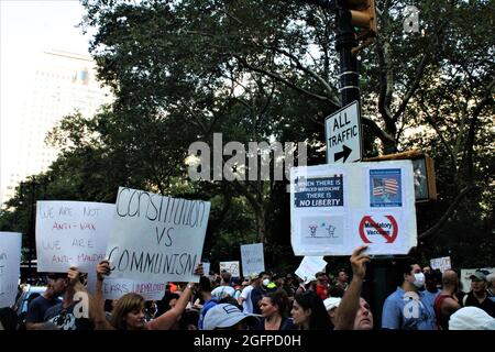 New York, New York USA 25 agosto 2021 circa 1000 persone si sono riunite per la protesta del mandato di vaccino NYC COVID a NYC, Il gruppo includeva membri degli insegnanti di New York City e dei dipendenti dei sindacati scolastici che si sono riuniti fuori dall'ufficio del sindaco per protestare contro un mandato vaccinale annunciato dai dipartimenti sanitari ed educativi della città questa settimana. Credit: Mark Apollo/Alamy Live News Foto Stock