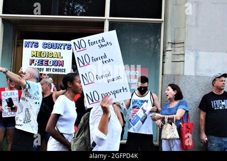 New York, New York USA 25 agosto 2021 circa 1000 persone si sono riunite per la protesta del mandato di vaccino NYC COVID a NYC, Il gruppo includeva membri degli insegnanti di New York City e dei dipendenti dei sindacati scolastici che si sono riuniti fuori dall'ufficio del sindaco per protestare contro un mandato vaccinale annunciato dai dipartimenti sanitari ed educativi della città questa settimana. Credit: Mark Apollo/Alamy Live News Foto Stock