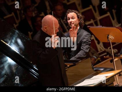 Berlino, Germania. 26 agosto 2021. Martin Helmchen (r) suona il pianoforte in occasione del concerto che celebra il 200° anniversario della Konzerthaus am Gendarmenmarkt. In primo piano, il direttore d'orchestra Christoph Eschenbach conduce la Konzerthausorchester Berlin. Credit: Christophe Gateau/dpa/Alamy Live News Foto Stock