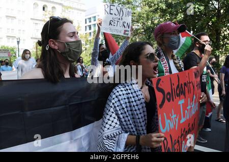 26 agosto 2021, Washington, Dastric of Columbia, USA: Dimostratore del movimento giovanile palestinese tiene un raduno sulla Palestina libera a Lafayette Park prima di un incontro tra il presidente degli Stati Uniti JOE BIDEN e il primo ministro israeliano NAFTALI BENNETT oggi il 26 agosto 2021 davanti alla Casa Bianca a Washington DC, USA. (Credit Image: © Lenin Nolly/ZUMA Press Wire) Foto Stock