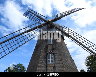 Colpo ad angolo basso di un mulino a vento sotto un cielo blu a Oland, Svezia Foto Stock