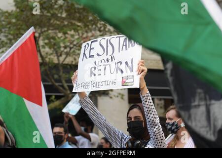 26 agosto 2021, Washington, Dastric of Columbia, USA: Dimostratore del movimento giovanile palestinese tiene un raduno sulla Palestina libera a Lafayette Park prima di un incontro tra il presidente degli Stati Uniti JOE BIDEN e il primo ministro israeliano NAFTALI BENNETT oggi il 26 agosto 2021 davanti alla Casa Bianca a Washington DC, USA. (Credit Image: © Lenin Nolly/ZUMA Press Wire) Foto Stock