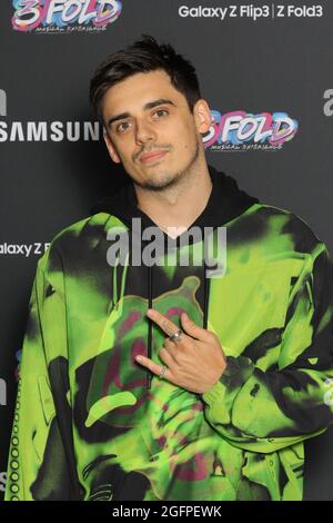 USO EDITORIALE SOLO Chris Mears partecipa a un concerto dal vivo di Yungblud accanto al London Community Gospel Choir e artista Aries Moross al Samsung KX di Londra, per lanciare i dispositivi Samsung Galaxy Z Fold3 e Z Flip3 che vanno in vendita il Venerdì. Data foto: Giovedì 26 agosto 2021. Foto Stock