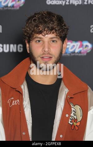 USO EDITORIALE SOLO Eyal Booker partecipa a un concerto dal vivo di Yungblud accanto al London Community Gospel Choir e artista Aries Moross a Samsung KX a Londra, per lanciare i dispositivi Samsung Galaxy Z Fold3 e Z Flip3 che vanno in vendita il Venerdì. Data foto: Giovedì 26 agosto 2021. Foto Stock