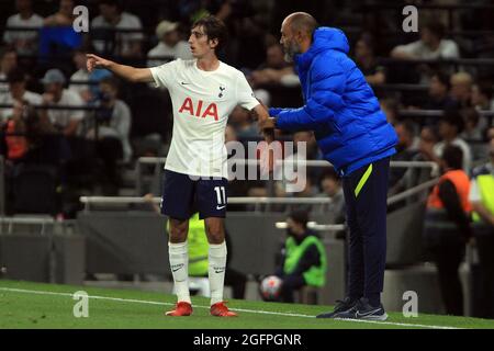 Tottenham Hotspur Capo Coach Nuno Espirito Santo (R) dà istruzioni a Bryan Gil di Tottenham Hotspur (L). UEFA Europa conference League gioca alla seconda tappa, Tottenham Hotspur v Pacos de Ferreira al Tottenham Hotspur Stadium di Londra giovedì 26 agosto 2021. Questa immagine può essere utilizzata solo per scopi editoriali. Solo per uso editoriale, licenza richiesta per uso commerciale. Nessun uso in scommesse, giochi o un singolo club / campionato / giocatori pubblicazioni. pic di Steffan Bowen / Andrew Orchard sport fotografia / Alamy Live news Foto Stock